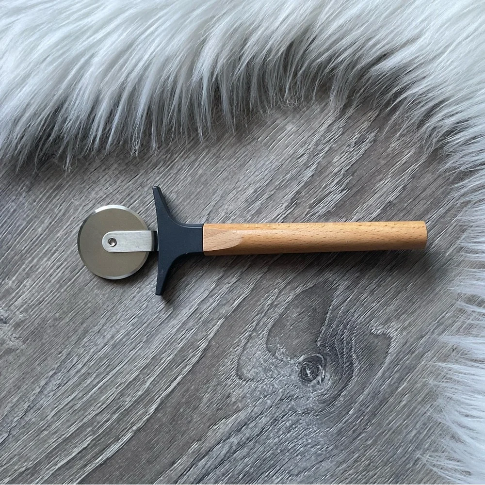 Williams Sonoma Black and Tan Pastry Cutter